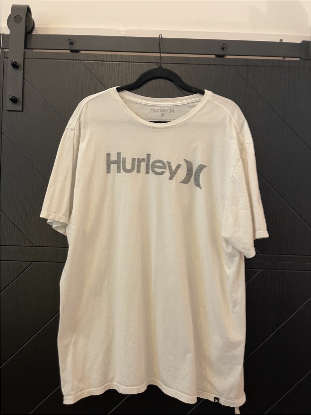 Hurley White Short-Sleeve Logo Tee with Gray Graphic Size: XL (GENTLY WORN)